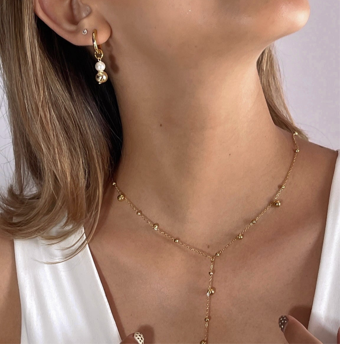 ARETES DORADOS PERLA DE RÍO