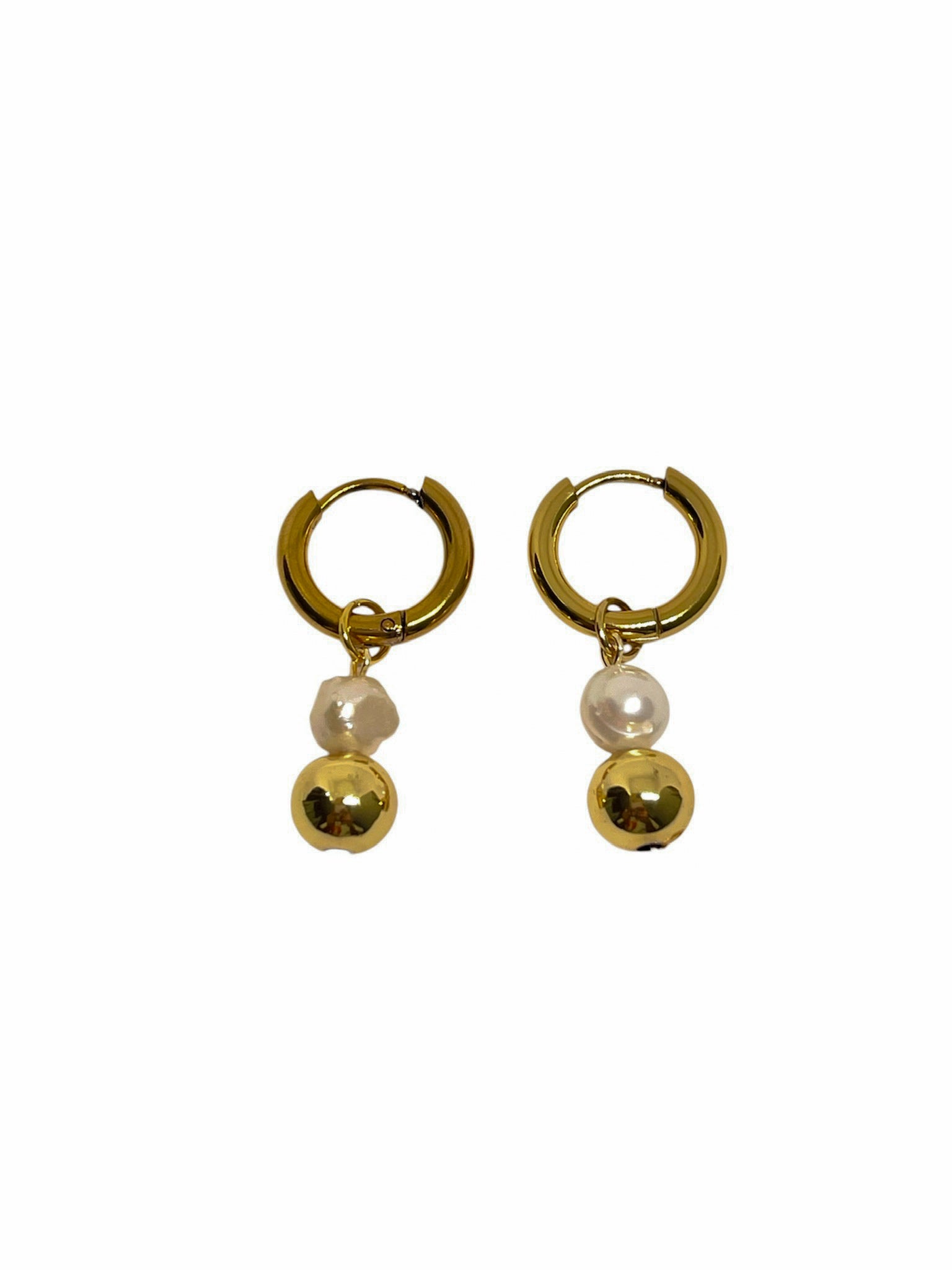 ARETES DORADOS PERLA DE RÍO