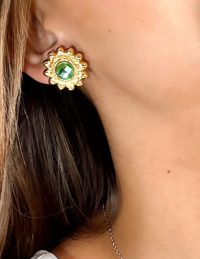 ARETES FLOR DORADOS CON PIEDRA VERDE