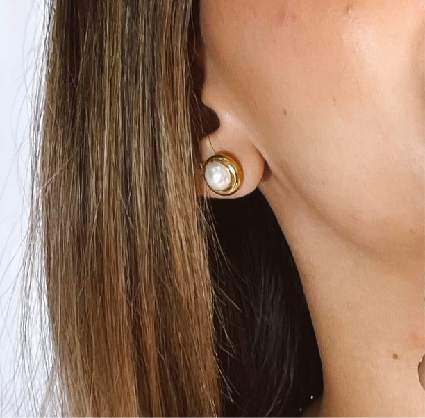 STUDS DORADOS CON PERLA